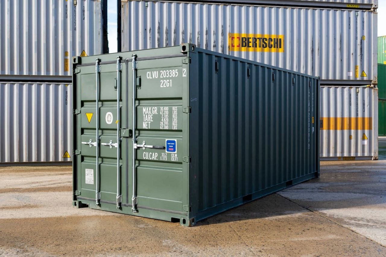20ft dark green Grade A shipping container — three-quarter view